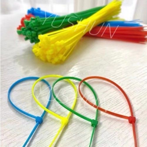 Tutto l'auto di dimensioni che chiude uso a chiave di nylon variopinto della fascetta ferma-cavo per limitare i cavi