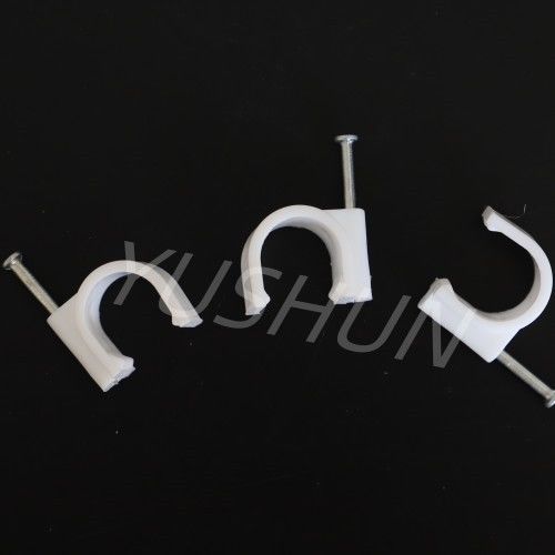 Bene durevole facendo uso di vari collarini per cavi piani di colore bianco o nero o di plastica per i cavi