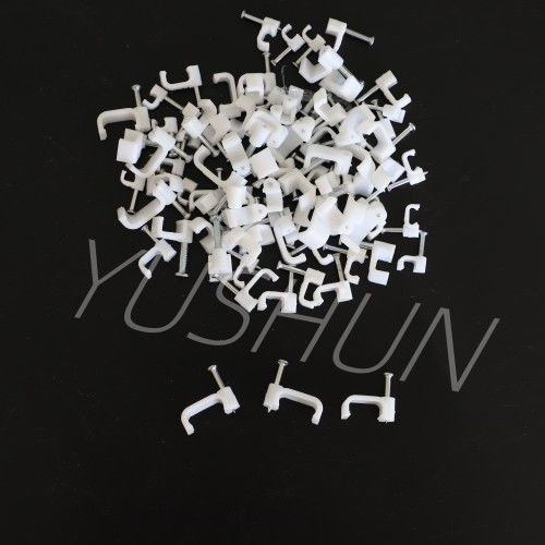 Bene durevole facendo uso di vari collarini per cavi piani di colore bianco o nero o di plastica per i cavi