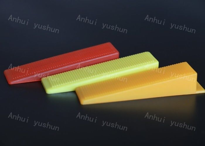 Le clip e i cunei di livellamento per piastrelle con pinza a spinta in plastica vengono utilizzati per l'installazione di pavimenti