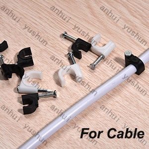 Clips per cavi in plastica facili da installare per usi interni/esterni con caratteristiche e vantaggi